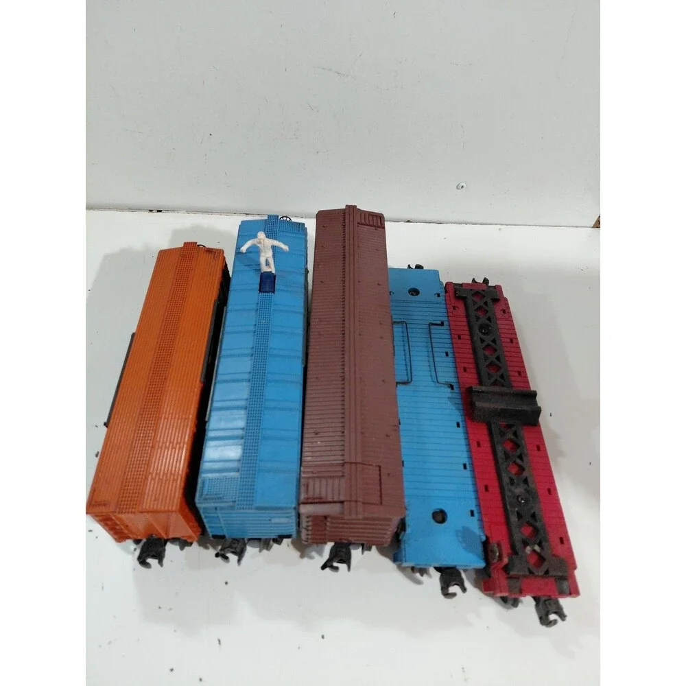 5 Lionel O Gauge Model Railroad Post War Freight Cars (Flat Brakeman Milk Cattle